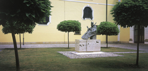Úprava nádvoří se sochou Jana Pavla II.